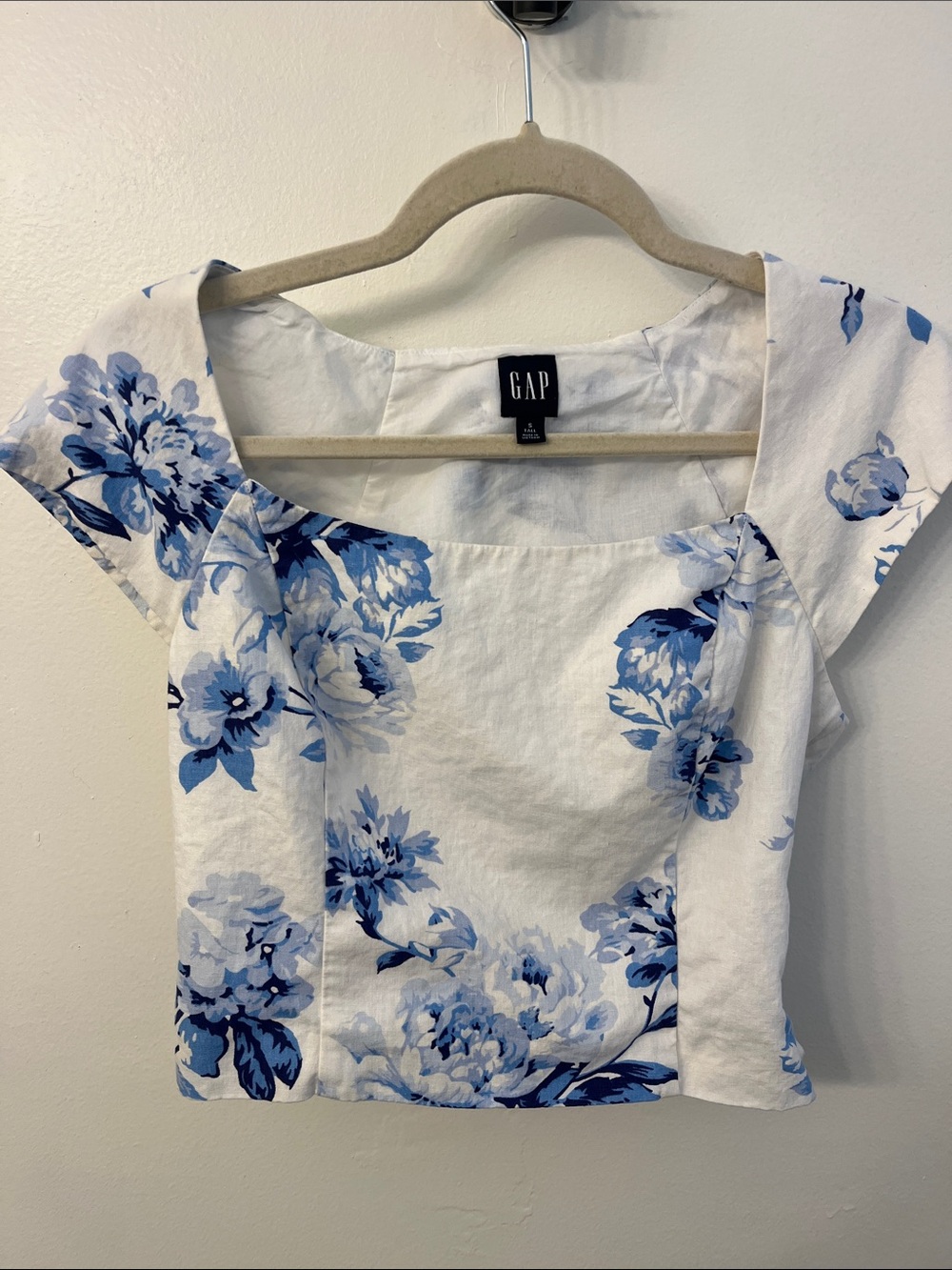 GAP White Floral Square-Neck Cap Sleeve Crop Top